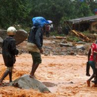 Las lluvias que ya han causado casi 400 muertos siguen amenazando Sudáfrica