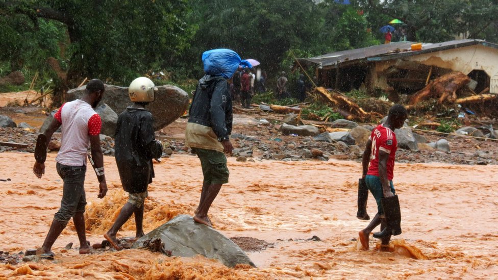 Las lluvias que ya han causado casi 400 muertos siguen amenazando Sudáfrica