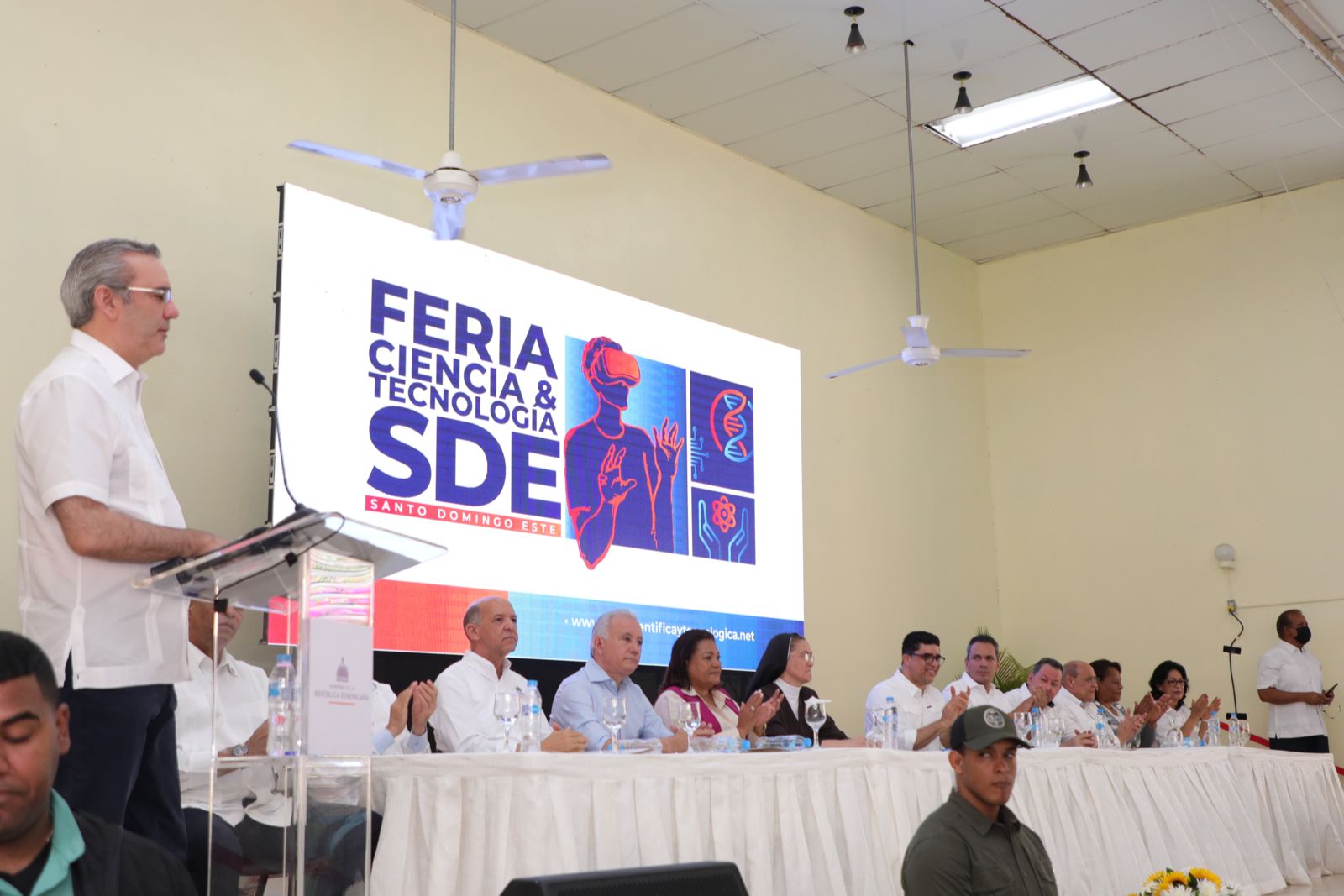 Abinader entrega RD$92 millones a pequeños y medianos empresarios en SDE
