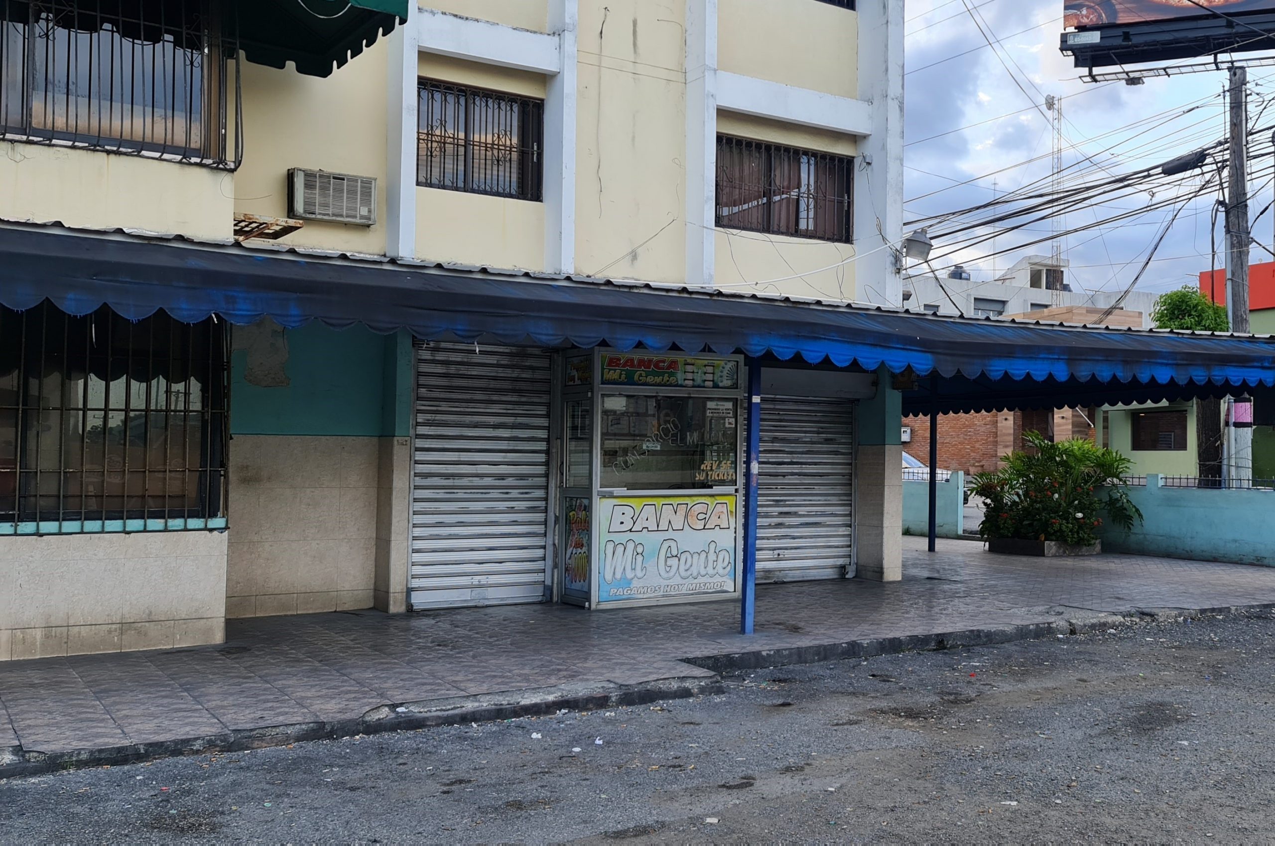 Algunos colmados de la capital mantienen la tradición de no abrir sus puertas este Viernes Santo