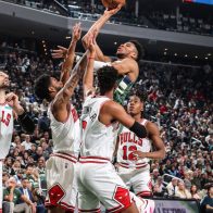 Bucks eliminan a los Bulls y avanzan en la postemporada de la NBA