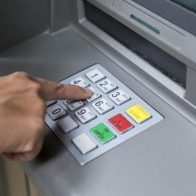 Investigan a tres personas por estafas bancarias; ocupan 12 tarjetas de débito y dinero