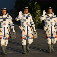 Nave china con tres astronautas aterriza tras 183 días en el espacio