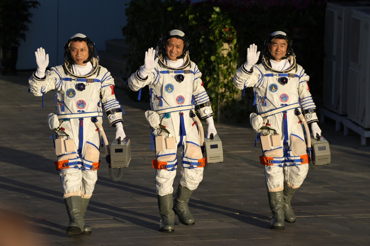 Nave china con tres astronautas aterriza tras 183 días en el espacio