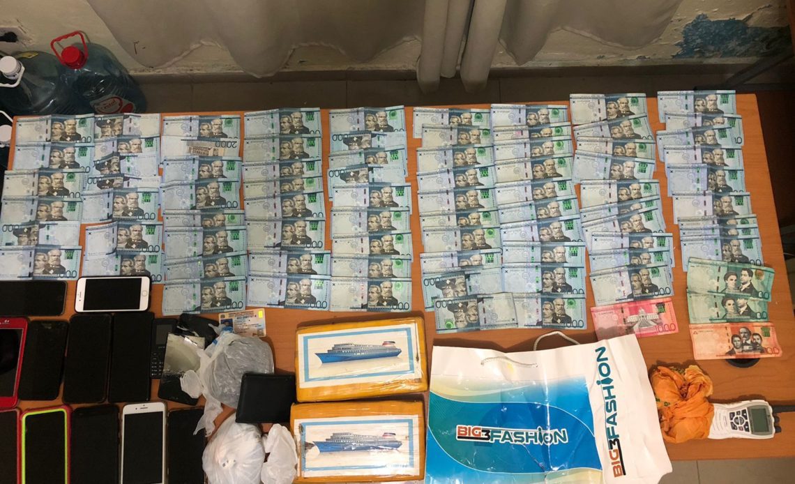 Autoridades apresan tres, incautan drogas, dinero y celulares en La Romana