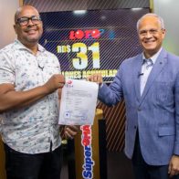 Entregan certificado al millonario 390 de la LEIDSA