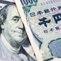 El yen continúa su caída frente al dólar tras subida de bonos en EEUU