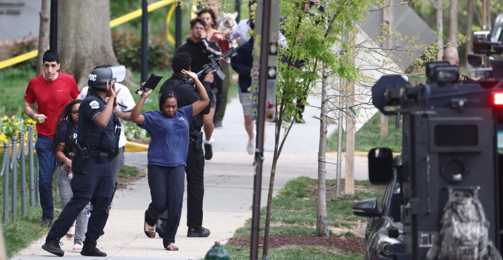 Encuentran muerto al sospechoso de disparar varias personas Washington
