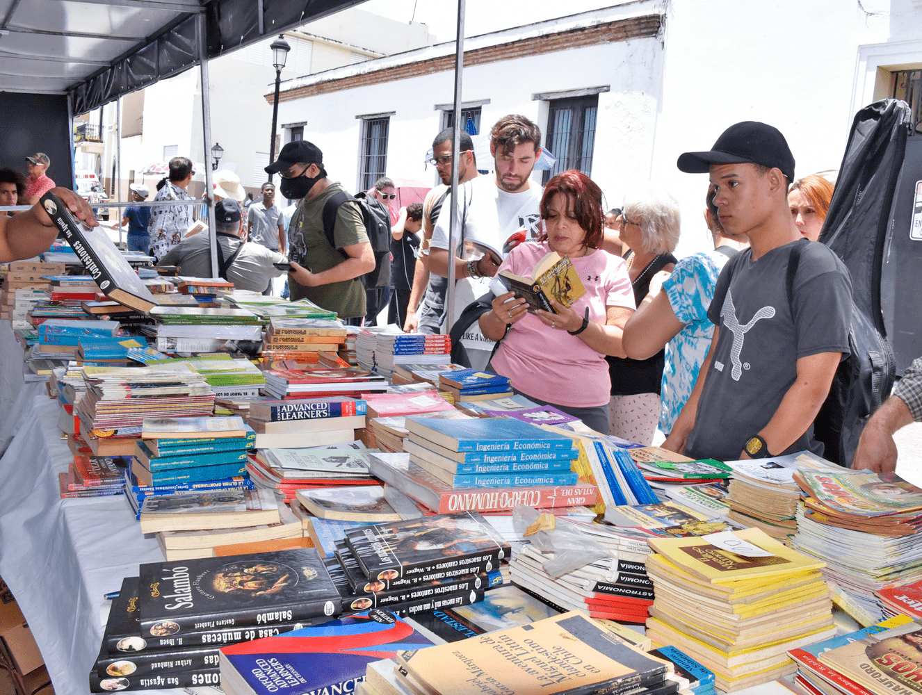 Destacan incremento en venta de libros en el cuarto día de la feria