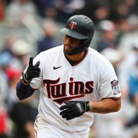 Gary Sánchez conecta vuelacercas con las bases llenas en victoria de Mellizos