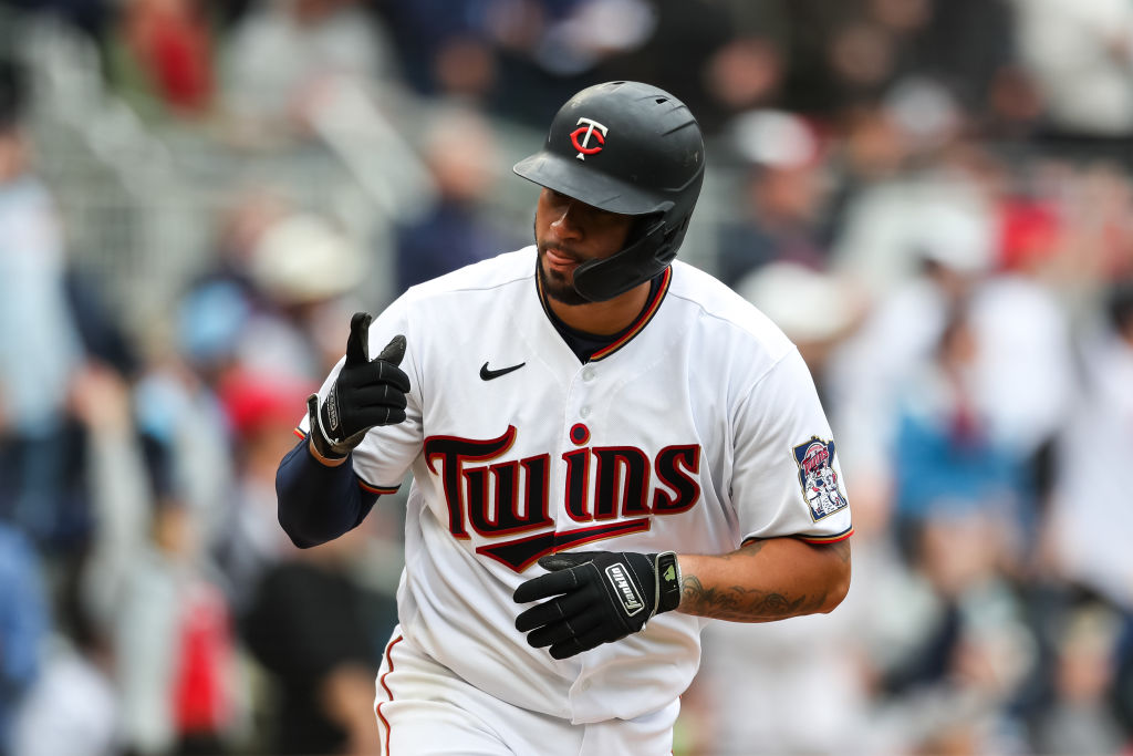 Gary Sánchez conecta vuelacercas con las bases llenas en victoria de Mellizos