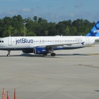 JetBlue hace oferta por aerolínea Spirit para frustrar su venta a Frontier