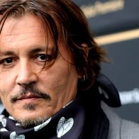 Médico de Johnny Depp asegura encontró su dedo en la escena de una pelea