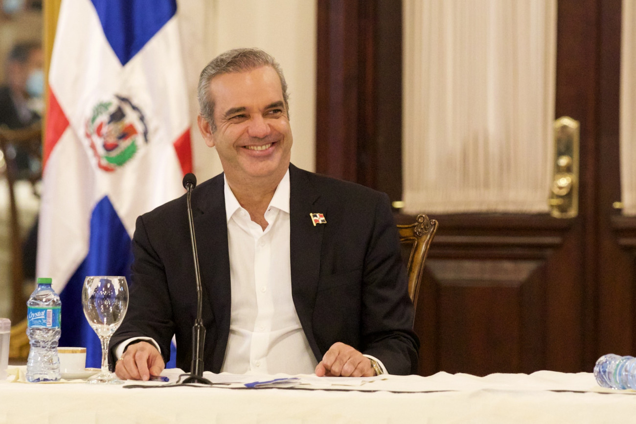 Abinader felicita a Macron; asegura su victoria es un paso significativo para fortalecer democracia