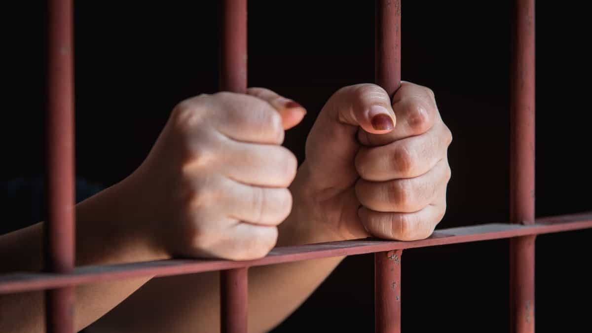 Condenan a 15 años de prisión a mujer que mató a su pareja con una tijera