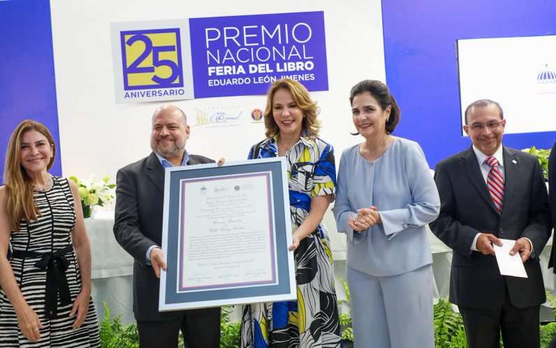 Pablo Gómez Borbón gana el Premio Nacional Feria del Libro por "Morir en Bruselas"