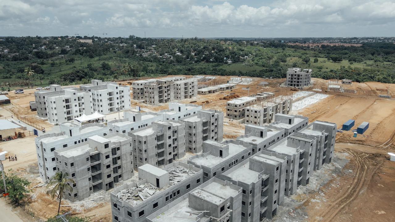 Abinader supervisa construcción 1,332 viviendas en Hato Nuevo
