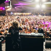 Con mucha brillantina y pocas mascarillas, volvió Coachella con miles de asistentes