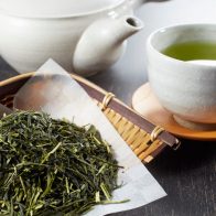 Subastan por un precio récord de casi US$15,500 un kilogramo de hojas de té japonés