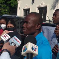 Decenas de estudiantes haitianos en RD recuperan sus pasaportes y visas