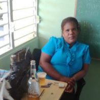 ¡Pásame la botella! Denuncian maestra imparte clase tomando cerveza