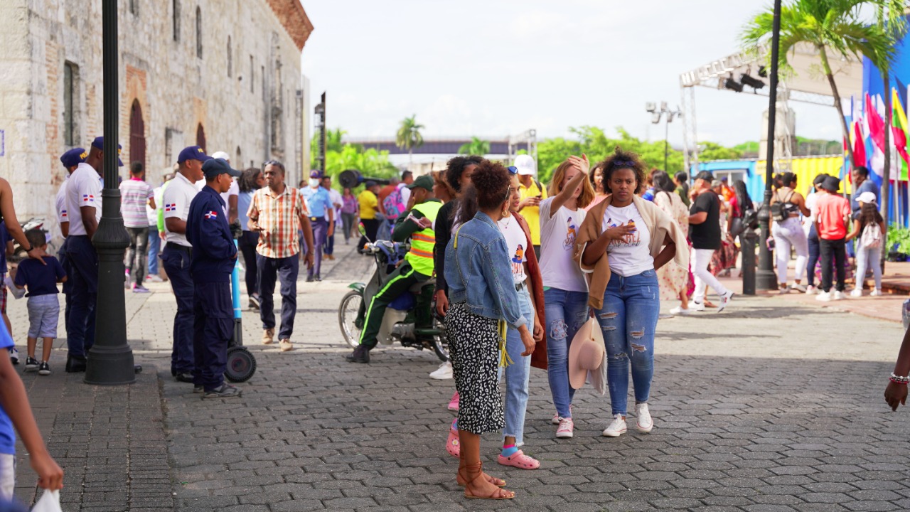 La Feria del Libro recibe cientos de visitantes en su primer día