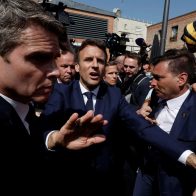 Lanzan tomates a Macron durante la visita a un mercado