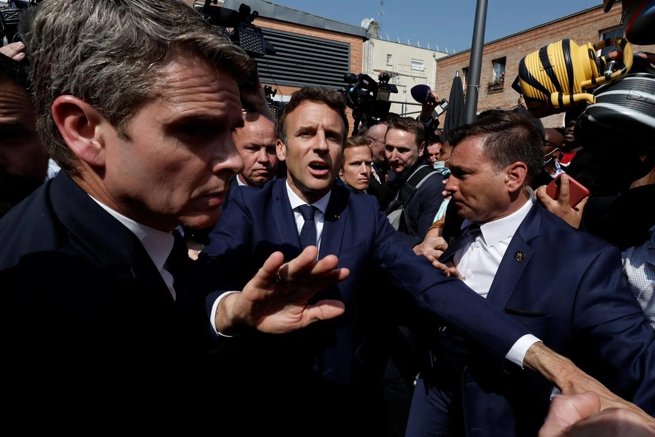 Lanzan tomates a Macron durante la visita a un mercado