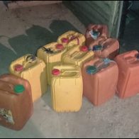 Policía apresa haitianos con 10 garrafones de clerén en Villa Vásquez