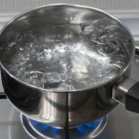 Dictan 10 años de prisión a mujer que quemó a expareja con agua caliente