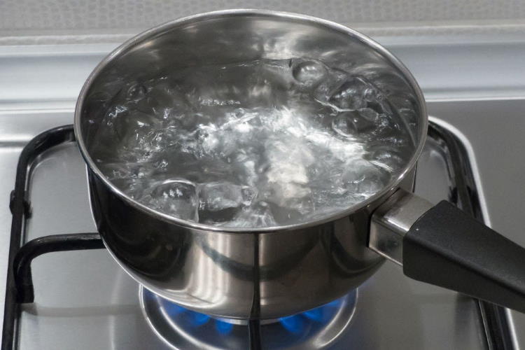 Dictan 10 años de prisión a mujer que quemó a expareja con agua caliente