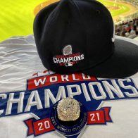 Bravos reciben anillo de campeones de la Serie Mundial; vencen a Rojos