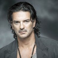 ¡Hizo honor a la canción! Fan de Ricardo Arjona se desnuda en pleno concierto