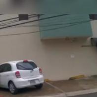 ¿Se confundió? Banquera alerta a atracador sobre cámaras en negocio