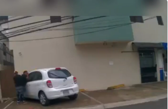 ¿Se confundió? Banquera alerta a atracador sobre cámaras en negocio