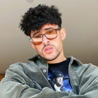 Bad Bunny posa junto a sus esculturas de cera en el Madame Tussauds