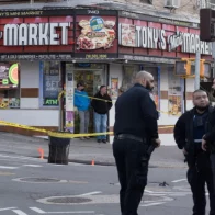 Una adolescente muerta y dos heridos por fuego cruzado en una calle del Bronx