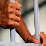 Continúa búsqueda de recluso que escapó de funeraria mientras velaban a su madre