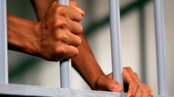 Continúa búsqueda de recluso que escapó de funeraria mientras velaban a su madre