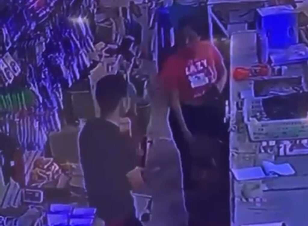 Empleada mata chino durante incídete en ferretería de la Duarte; autoridades investigan
