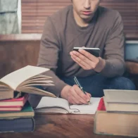 Los hombres son más propensos a no terminar sus estudios, según Unesco