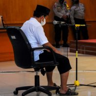 Condenan a muerte a un profesor indonesio por violar a 13 menores