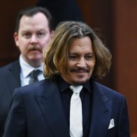 Durante juicio, Amber Heard acusa a Johnny Depp de agredirla sexualmente con una botella