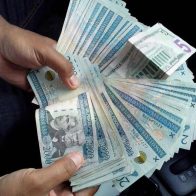Apresan empleado privado lanzaba desde yipeta papeletas de RD$2,000.00 falsas