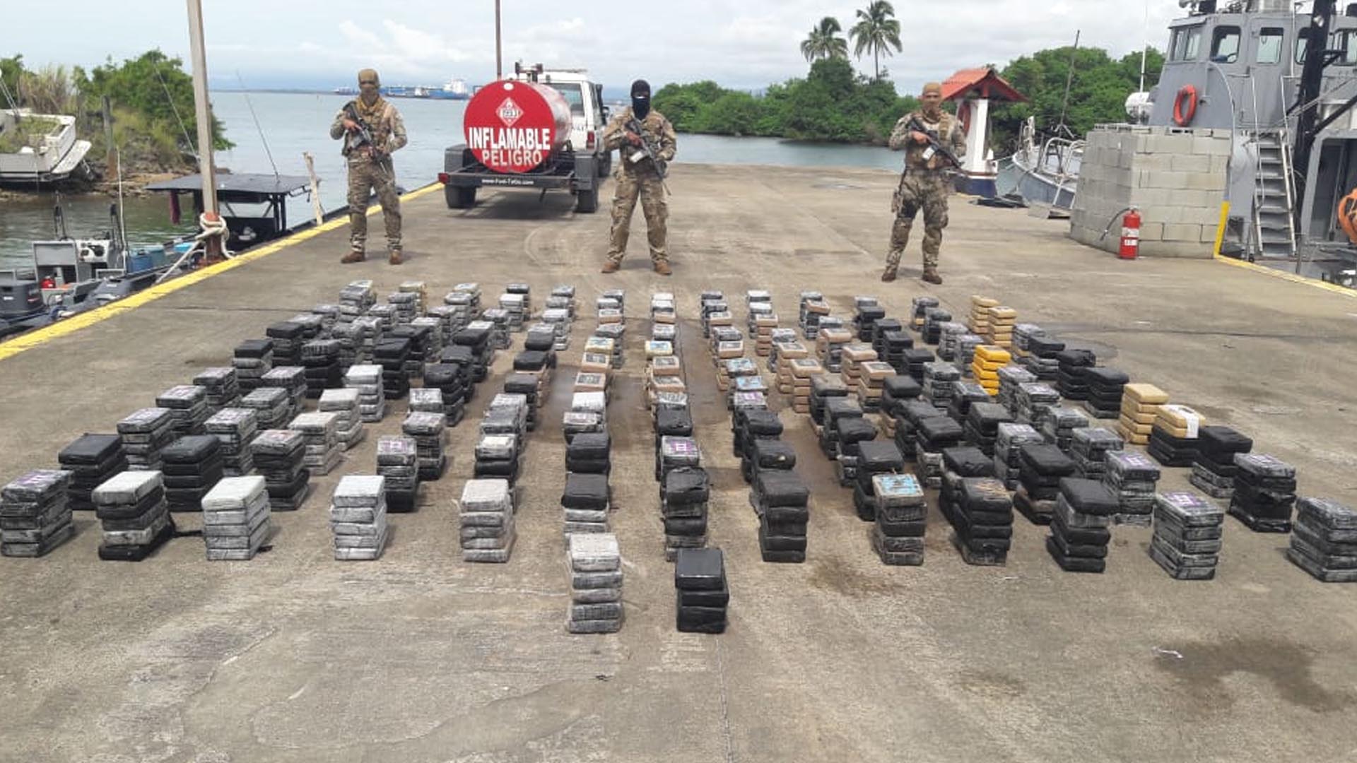 Incautan 3.635 paquetes de droga y arrestan a cuatro colombianos en Panamá