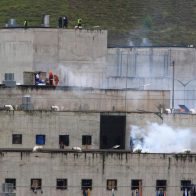 Quince presos heridos en enfrentamientos en cárcel de la capital de Ecuador
