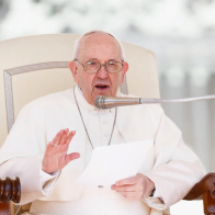 El papa aconseja a las suegras tener "cuidado con su lengua", pide tratarlas mejor