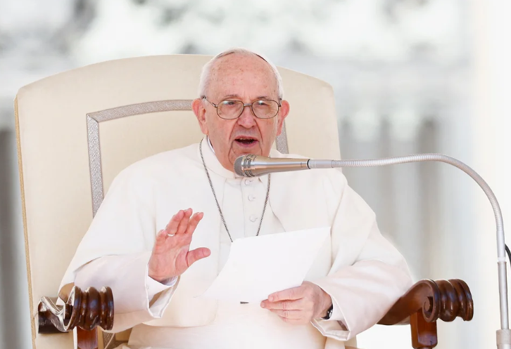 El papa aconseja a las suegras tener "cuidado con su lengua", pide tratarlas mejor