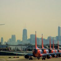 Arrestan hombre por masturbarse frente a una pasajera durante un vuelo