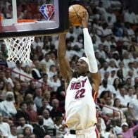 Jimmy Butler anota 45 puntos y Heat toma ventaja de 2-0 contra Hawks